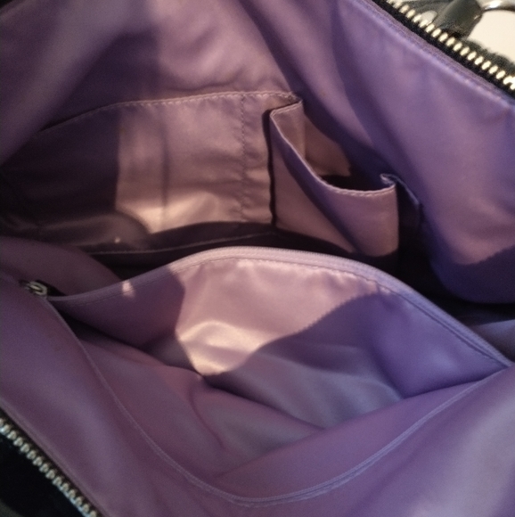 Gently Used AUTHENTIC Coach Shoulder Bag with a GORGEOUS purple lining! - Picture 4 of 5